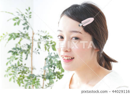 一名年輕女子正在做皮膚護理 一名年輕女子正在做皮膚護理 44029116