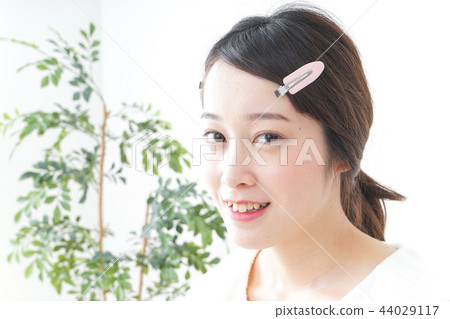 一名年輕女子正在做皮膚護理 一名年輕女子正在做皮膚護理 44029117