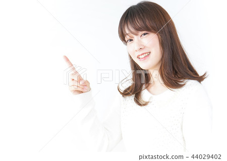 Young woman pointing at a point 44029402