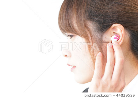 A woman listening to music 44029559