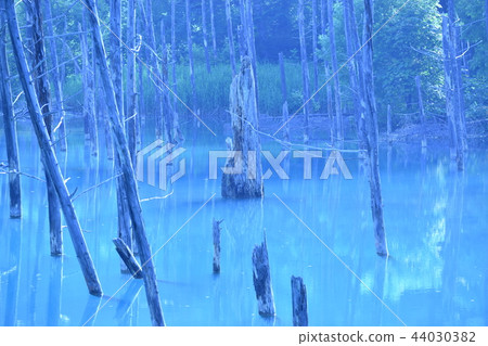 Blue lake surface 44030382