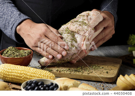 young man preparing a turkey 44030408