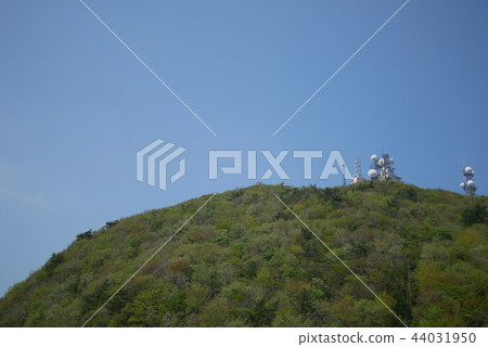 Blue sky and mountain 44031950