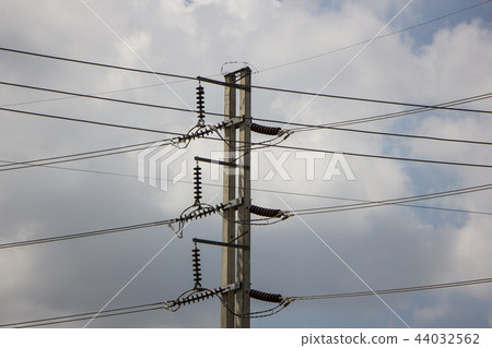 Closeup Eletricity line and electricity post Closeup Eletricity line and electricity post 44032562