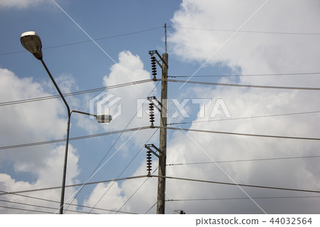 Closeup Eletricity line and electricity post Closeup Eletricity line and electricity post 44032564