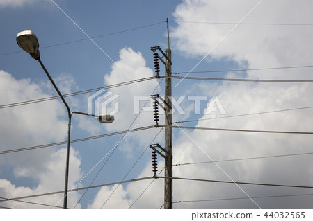 Closeup Eletricity line and electricity post Closeup Eletricity line and electricity post 44032565