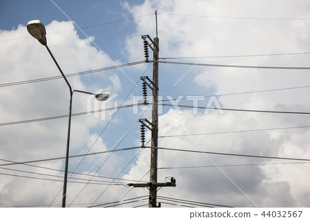 Closeup Eletricity line and electricity post Closeup Eletricity line and electricity post 44032567