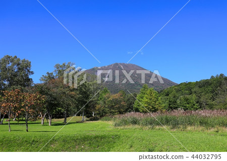 從羊蹄山自然公園看到的羊蹄村 羊蹄山 照片素材 圖片 圖庫