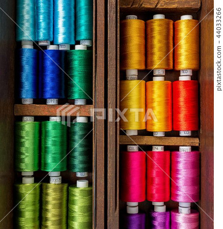 Spool of colorful threads in wooden box 44033266
