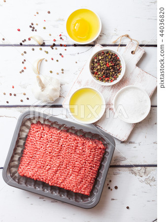 Tray with raw minced homemade beef meat  44036820