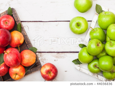 Pink lady royal gala red and granny smith apples i Pink lady royal gala red and granny smith apples i 44036836