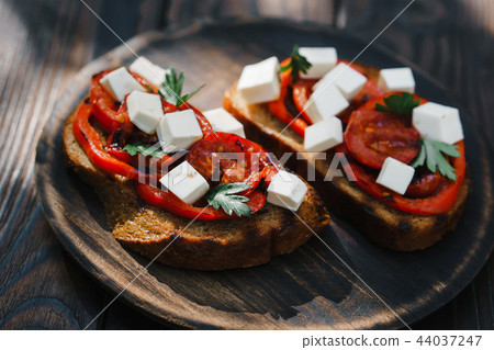 Rye bruschetta with grilled tomatoes and feta Rye bruschetta with grilled tomatoes and feta 44037247