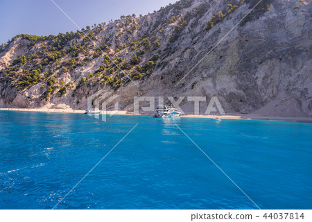 Tourists Arrived At The Beach. Tourists Arrived At The Beach. 44037814