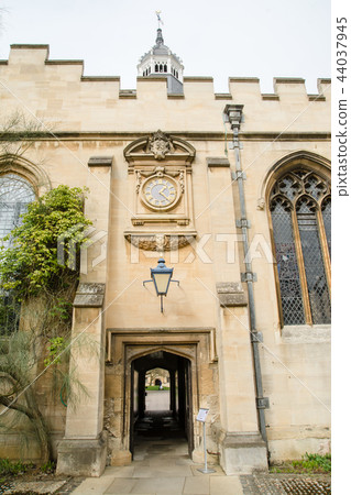 Entrance and walkway of stone historic building in Oxford, England Entrance and walkway of stone historic building in Oxford, England 44037945