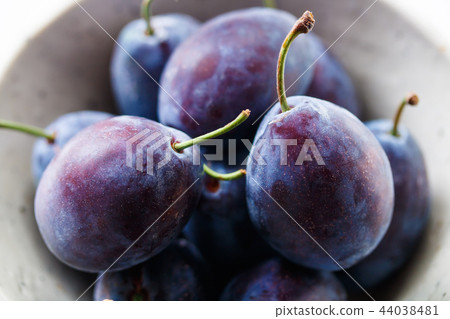 未加工的李子 未加工的李子 44038481