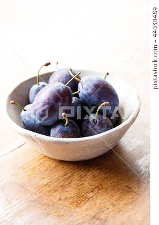 未加工的李子 未加工的李子 44038489