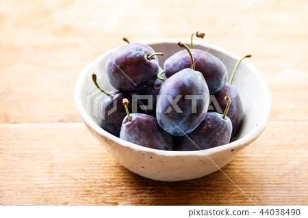 未加工的李子 44038490