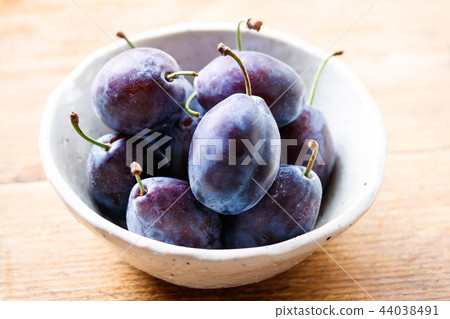 未加工的李子 未加工的李子 44038491