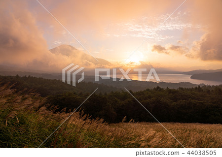 （山梨縣）山中湖全景立場，秋天的富士山 44038505