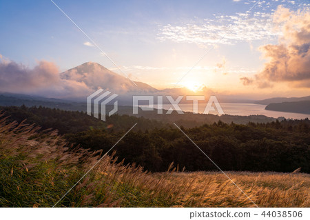 (山梨縣)山中湖全景立場,秋天的富士山 (山梨縣)山中湖全景立場,秋天的富士山 44038506