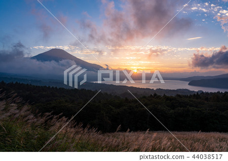 (山梨縣)山中湖全景立場,秋天的富士山 (山梨縣)山中湖全景立場,秋天的富士山 44038517