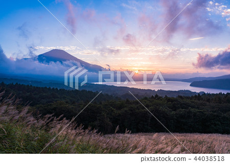 (Yamanashi Prefecture) Lake Yamanaka panorama stand, Mt. Fuji in autumn (Yamanashi Prefecture) Lake Yamanaka panorama stand, Mt. Fuji in autumn 44038518