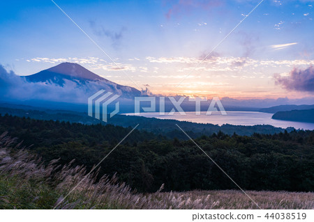 (Yamanashi Prefecture) Lake Yamanaka panorama stand, Mt. Fuji in autumn 44038519