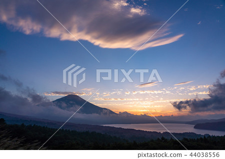 從山中湖全景台(山梨縣),巨大的藤蔓雲和富士山 從山中湖全景台(山梨縣),巨大的藤蔓雲和富士山 44038556
