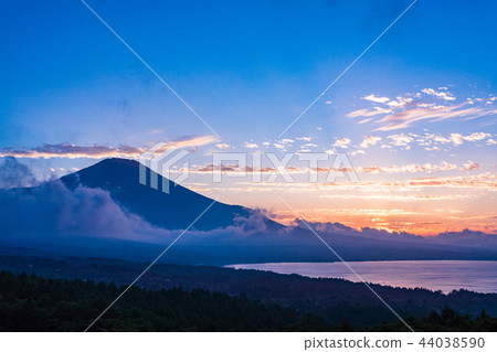 (Yamanashi Prefecture) From Yamanakako panorama stand, Mt. Fuji, the end of the day 44038590