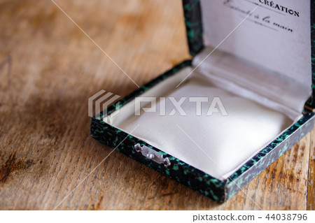 Empty case Empty case 44038796