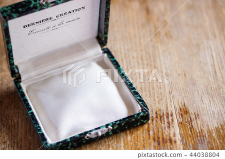 Empty case Empty case 44038804