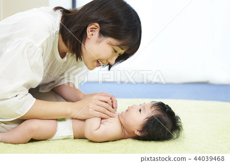 Baby massage 44039468