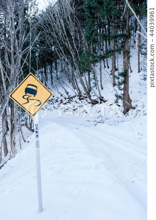 Snow-covered road Snow-covered road 44039961