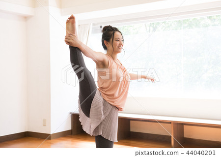 做Y平衡的年輕日本婦女 44040201