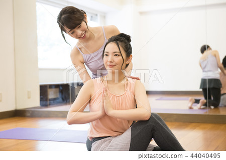 接受瑜伽教訓的年輕日本婦女 44040495