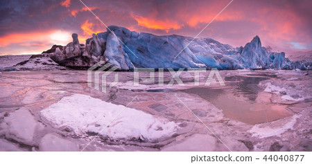 Famous Fjallsarlon glacier and lagoon with icebergs swimming on frozen water. 44040877