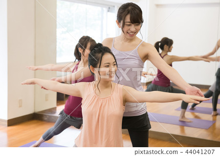 瑜伽教練和學生年輕的日本女人 44041207