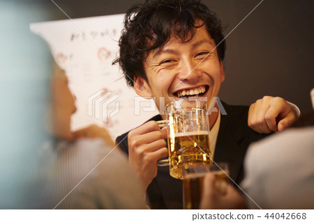 工作的人喝酒 工作的人喝酒 44042668