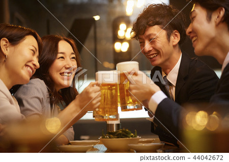 工作的人喝酒 44042672