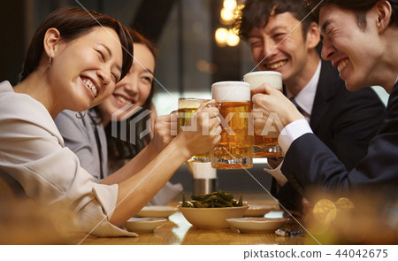 工作的人喝酒 44042675