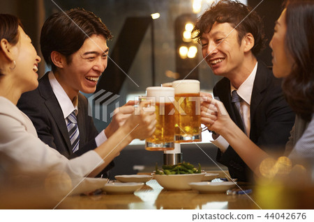 工作的人喝酒 44042676