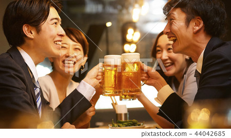 工作的人喝酒 工作的人喝酒 44042685