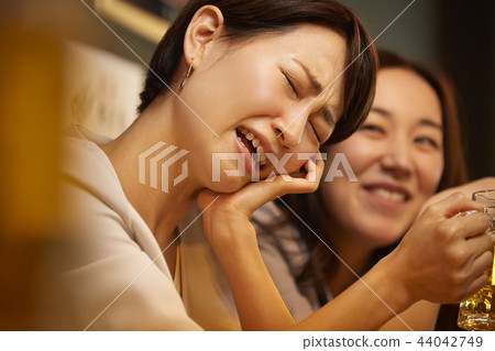 工作的人喝酒 工作的人喝酒 44042749
