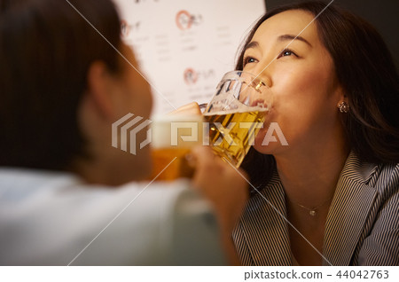 工作的人喝酒 44042763