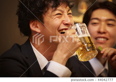 工作的人喝酒 工作的人喝酒 44042777