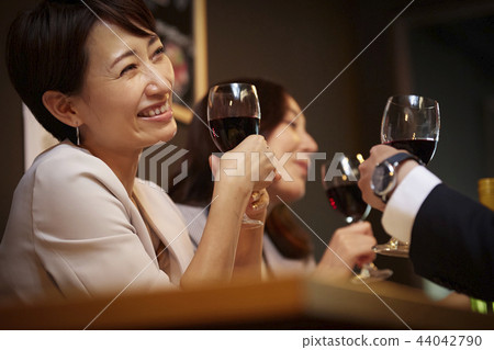工作的人喝酒 工作的人喝酒 44042790