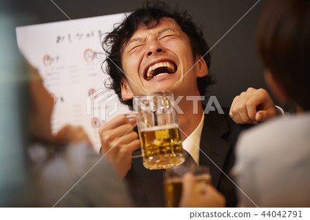 工作的人喝酒 44042791