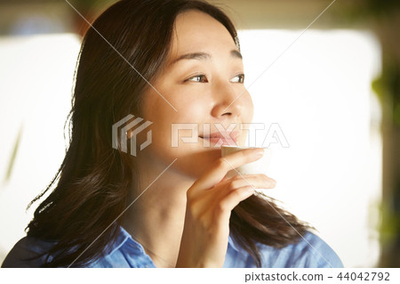 女人在一個房間裡喝酒 44042792