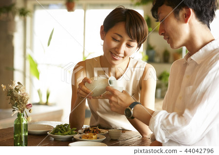 Men and women who drink alcohol in the room Men and women who drink alcohol in the room 44042796