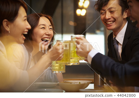 Working people drinking alcohol 44042800